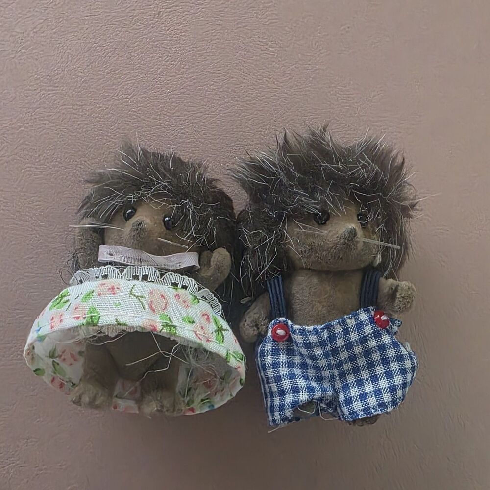 Lot Of 2 Sylvanian Families Calico Critters Pickleweeds Hedgehog Boy & Girl Set